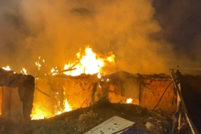 Yangın geceyi gündüze çevirdi: Metruk evde çıkan yangın korkuttu