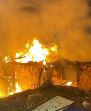 Yangın geceyi gündüze çevirdi: Metruk evde çıkan yangın korkuttu