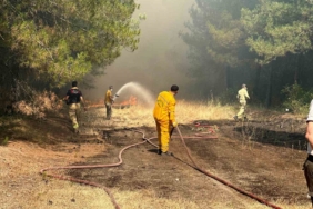 Yangına müdahale eden ekipler alevlerin içinde kaldı