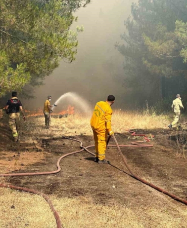Yangına müdahale eden ekipler alevlerin içinde kaldı