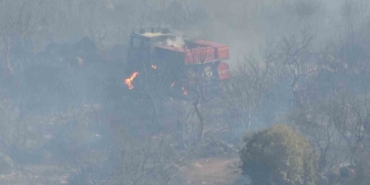 Yangında arazöz alevlerin arasında kaldı, personel canını son anda kurtardı