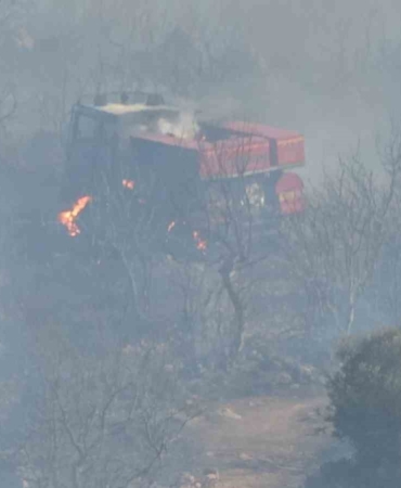 Yangında arazöz alevlerin arasında kaldı, personel canını son anda kurtardı