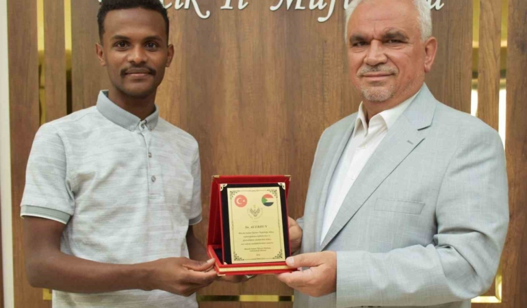 Yaptığı yardımların ardından teşekkür plaketi aldı