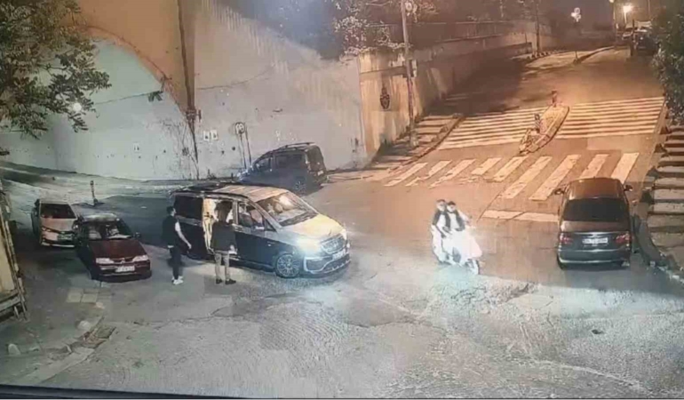 Yardım istediği şahıs, silahla vurup araçtan attı