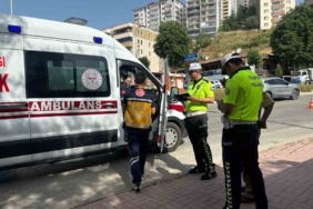 Yayaya yol vermek için duran araca arkasındaki araç çarptı, 1 yaralı