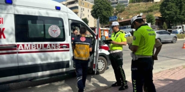 Yayaya yol vermek için duran araca arkasındaki araç çarptı, 1 yaralı