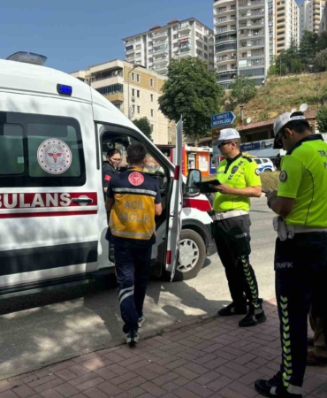 Yayaya yol vermek için duran araca arkasındaki araç çarptı, 1 yaralı