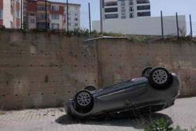 Yeni aldığı arabasıyla sitenin bahçesine uçtu