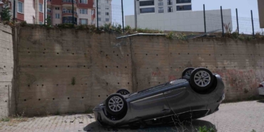 Yeni aldığı arabasıyla sitenin bahçesine uçtu