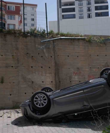 Yeni aldığı arabasıyla sitenin bahçesine uçtu