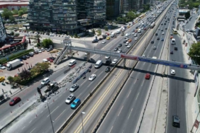 Yenileme çalışması yapılan Yenibosna Metrobüs Yaya Geçidi havadan görüntülendi