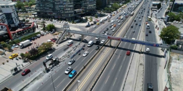 Yenileme çalışması yapılan Yenibosna Metrobüs Yaya Geçidi havadan görüntülendi