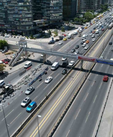 Yenileme çalışması yapılan Yenibosna Metrobüs Yaya Geçidi havadan görüntülendi
