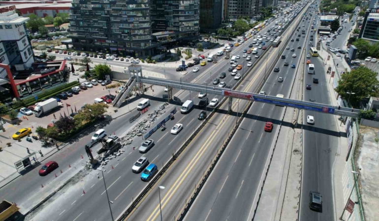 Yenileme çalışması yapılan Yenibosna Metrobüs Yaya Geçidi havadan görüntülendi