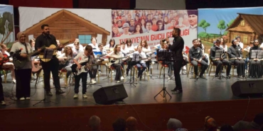 Yıl sonu gösterilerinde renkli sahneler