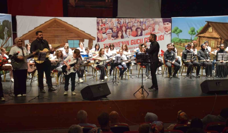 Yıl sonu gösterilerinde renkli sahneler