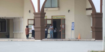 YKS’nin ikinci oturumu başladı: Öğrenciler sıralarda veliler dışarıda ter döküyor