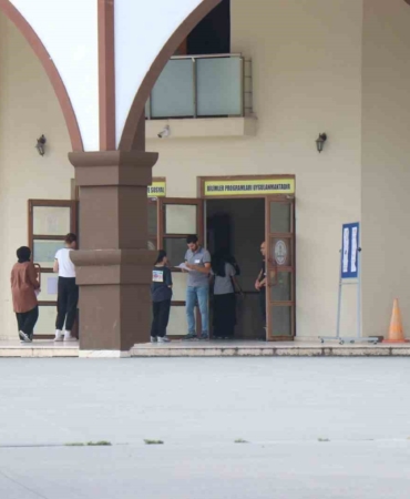 YKS’nin ikinci oturumu başladı: Öğrenciler sıralarda veliler dışarıda ter döküyor