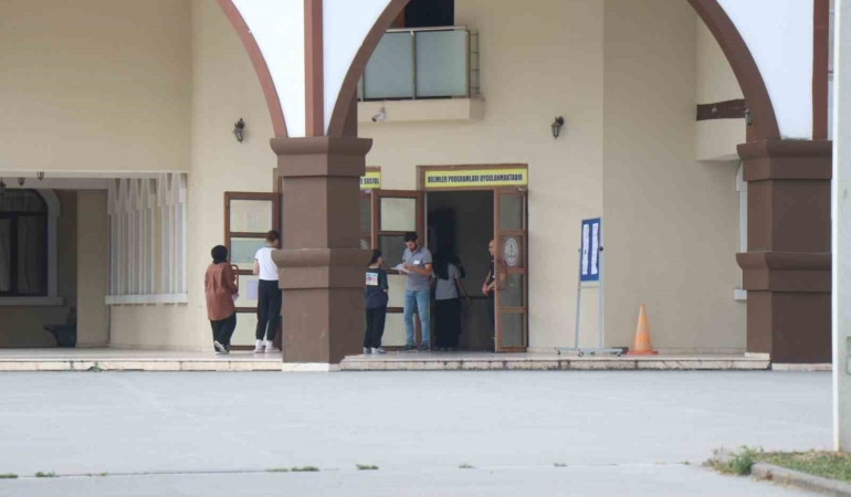 YKS’nin ikinci oturumu başladı: Öğrenciler sıralarda veliler dışarıda ter döküyor