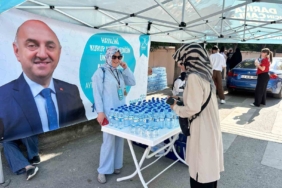 YKS’ye giren öğrencilere su dağıtıldı