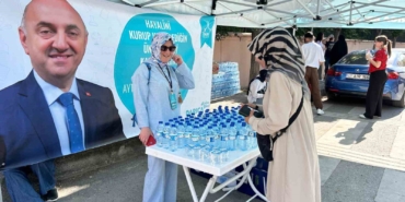 YKS’ye giren öğrencilere su dağıtıldı