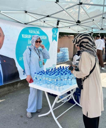 YKS’ye giren öğrencilere su dağıtıldı