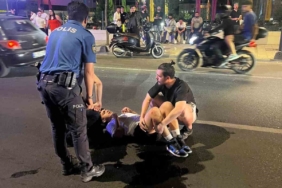 Yolun karşısına geçmek isteyen yayaya motosiklet çarptı