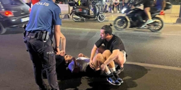 Yolun karşısına geçmek isteyen yayaya motosiklet çarptı