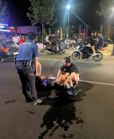 Yolun karşısına geçmek isteyen yayaya motosiklet çarptı