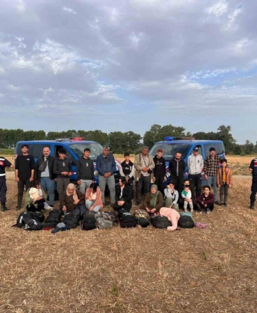 Yunanistan’a kaçmaya çalışan 5’i çocuk 7’si kadın 22 düzensiz göçmen yakalandı