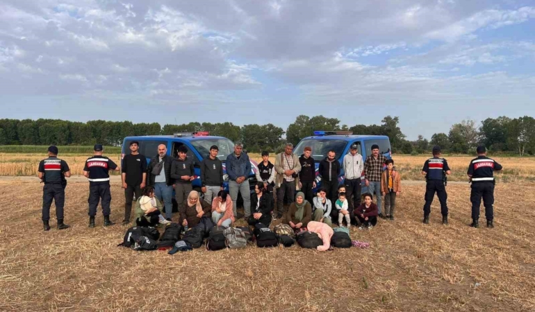 Yunanistan’a kaçmaya çalışan 5’i çocuk 7’si kadın 22 düzensiz göçmen yakalandı