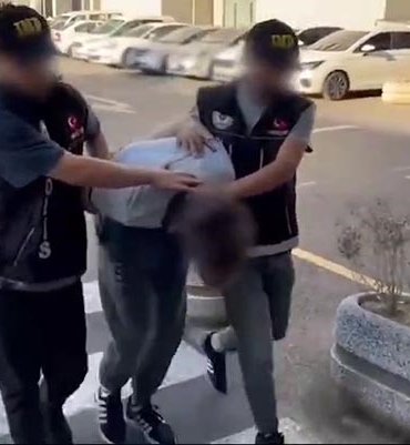 Zeytinburnu’nda metrobüs durağındaki asansörde uyuşturucu içen şüpheli yakalandı