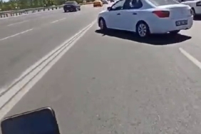 Zeytinburnu’nda motosikletli, parktan çıkan otomobile çarptı: Kaza anı kask kamerasında