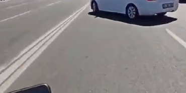 Zeytinburnu’nda motosikletli, parktan çıkan otomobile çarptı: Kaza anı kask kamerasında