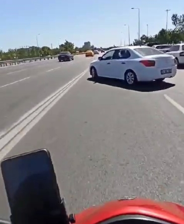 Zeytinburnu’nda motosikletli, parktan çıkan otomobile çarptı: Kaza anı kask kamerasında