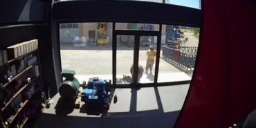 Zorla girdiği dükkandan, kendi dükkanıymış gibi çıktı