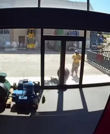 Zorla girdiği dükkandan, kendi dükkanıymış gibi çıktı