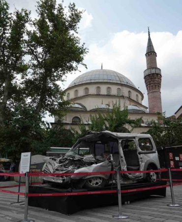 15 Temmuz’da tankın ezdiği araç 15 Temmuz Demokrasi Meydanı’nda sergileniyor