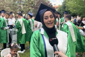 2 çocuk annesi çalıştığı üniversiteden mezun oldu