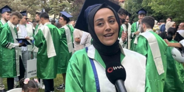 2 çocuk annesi çalıştığı üniversiteden mezun oldu