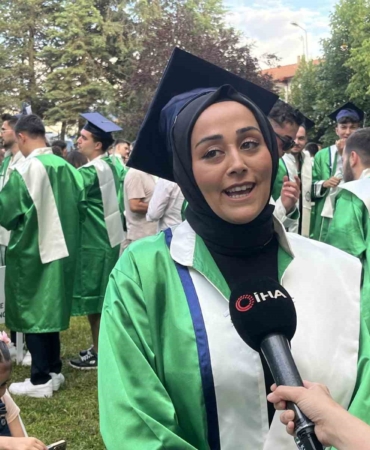 2 çocuk annesi çalıştığı üniversiteden mezun oldu