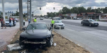 2 otomobil çarpıştı: 3 yaralı