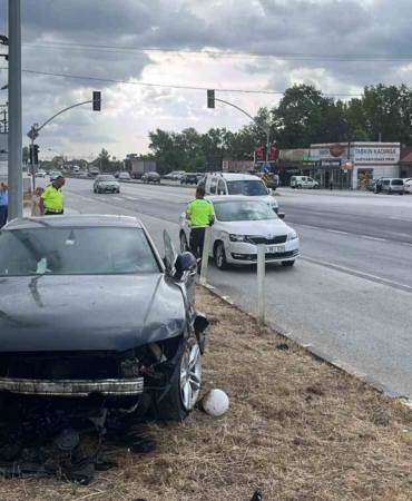 2 otomobil çarpıştı: 3 yaralı