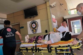 2 otomobil kafa kafaya çarpıştı: 3 yaralı