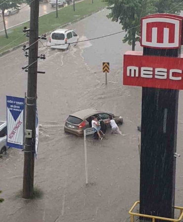2 saatlik sağanak yağış ve dolu Bursa’da hayatı durma noktasına getirdi