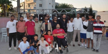 21 yaşındaki müzik tutkunu kanser hastasına arkadaşları doğum günü sürprizi yaptı