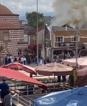 3 katlı binanın en üst katı alev alev yandı