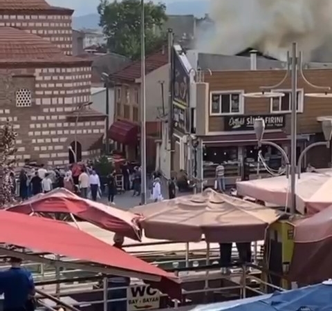 3 katlı binanın en üst katı alev alev yandı