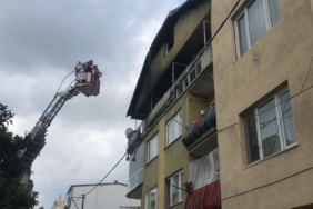 3 katlı binanın en üst katı alevlere teslim oldu: 2 kişi yaralandı