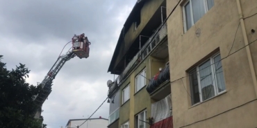 3 katlı binanın en üst katı alevlere teslim oldu: 2 kişi yaralandı